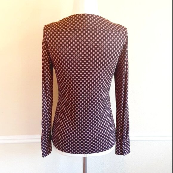 Ann Taylor Fitted Black & Rose V Neck Blouse XSP - Picture 2 of 12